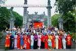 旅居世界20多个国家的越侨代表团回国向雄王敬香