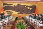 越共中央政治局委员、中央军委副书记、国防部长潘文江大将会见中共中央政治局委员、中国中央军委副主席张又峡。图自越通社