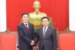 越共中央政治局委员、中央理论委员会主任、胡志明国家政治学院院长阮春胜和中共中央委员、中央党史和文献研究院院长曲青山。图自越通社