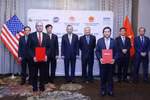 在越共中央总书记、国家主席苏林的见证下，越捷航空公司与美国霍尼韦尔航空航天科技集团互相交换合作协议。图自越通社