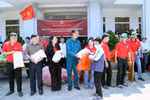 为山萝省芒罗县玉战乡灾民送上慰问品。图自越通社