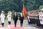 越南国家主席陈大光举行隆重仪式 欢迎爱尔兰总统麦克·希金斯和夫人到访（图片来源：越通社）