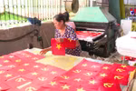 慈云村慈云村村民通过缝制国旗体现爱国情怀