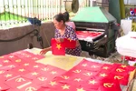慈云村慈云村村民通过缝制国旗体现爱国情怀