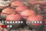 河南省大黄村居民忙碌烹制红烧鱼 为春节提供服务