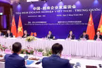 范明政总理与中国国务院总理李强出席中国—越南企业家座谈会。图自越通社