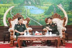 国防部副部长黄春战上将会见老挝国防部副部长冯坎·丰马贡。图自越通社