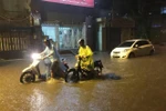 越南首都河内遭遇强降雨 市内积水严重 （组图）