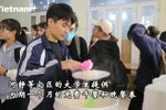 越南国民经济大学向中部地区洪水灾民家属的大学生提供免费餐食