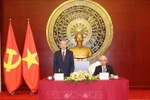 苏林总书记、国家主席苏林（左）与旅华越南人代表交谈。图自越通社