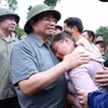 越南政府总理范明政总理前往奠边省沙容乡，看望慰问并鼓励因暴雨洪灾而有亲人遇难的家庭。图自越通社