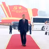 越南党和国家领导人前往河内国家会议中心出席大会预备会议