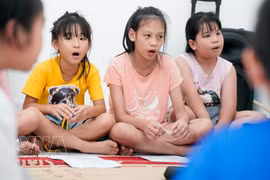 新时代青年助力盲人曲走向世界。图自越通社