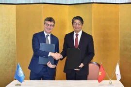 联合国教科文组织驻越南首席代表乔纳森·华莱士·贝克与伊藤直树大使签署项目实施协议。图自国际报