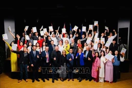 30名越南学员从奥地利首届高质量护理培训班毕业。图自越通社