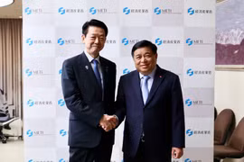 越南副总理阮志勇会见日本经济产业大臣武藤容治。图自越通社