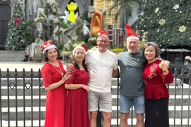 外国游客在河内欢乐迎接圣诞节。图自越通社