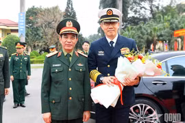 越南国防部长潘文江大将与中国国防部长董军上将。图自人民军报