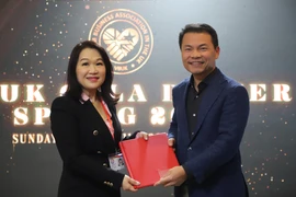 英国越南企业家协会主席阮氏离黎与比利时—越南企业家协会主席阮成荣交换关于加强两会合作的谅解备忘录（MOU）。图自越通社
