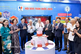 越南国会主席陈青敏参观2026年全国报刊展。图自越通社