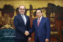 越南政府总理范明政在政府总部会见卡塔尔驻越南大使哈立德·阿里·阿卜杜拉·阿贝尔。图自越通社