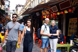 游客参观河内古街区。图自越通社