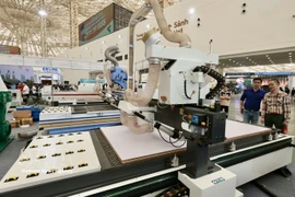 自动化机械加工设备（CNC）展区。图自越通社