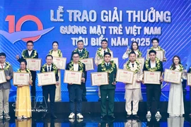 2025年十大越南模范青年表彰会在河内举行。图自越通社