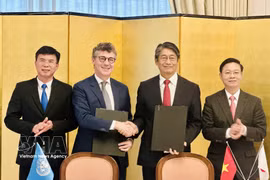 联合国教科文组织驻越南首席代表乔纳森·华莱士·贝克与伊藤直树大使签署项目实施协议。图自越通社