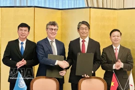 联合国教科文组织驻越南首席代表乔纳森·华莱士·贝克与伊藤直树大使签署项目实施协议。图自越通社