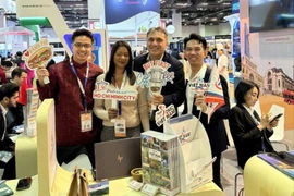 胡志明市旅游局的展位吸引大量游客前来驻足观看。图自Vietnam+