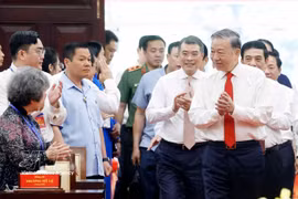 越共中央总书记苏林率中央工作代表团看望慰问胡志明市党委、政府和人民。图自越通社