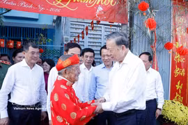 苏林总书记走访慰问研究家阮廷思并致以新春祝福