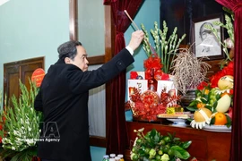 越南国会主席陈青敏在67号房上香缅怀胡志明主席。图自越通社