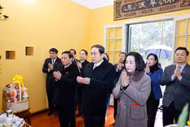 越南国会主席陈青敏在67号房上香缅怀胡志明主席