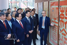 范明政总理参观越南社会科学翰林院的汉喃字展示空间。图自越通社