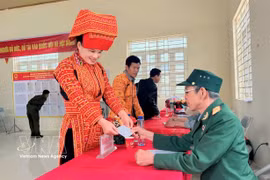 越南北宁省安乐乡那庄村的瑶族同胞兴高采烈地参加选举。图自越通社