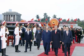 怀着无限的感恩之情，代表团向胡志明主席致以崇高敬意，深切缅怀他老人家为党和民族的革命事业建立的不朽功勋。图自越通社