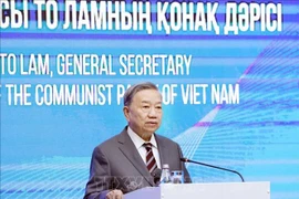 越共中央总书记苏林造访哈萨克斯坦总统直属国家行政学院，并发表政策演讲。图自越通社