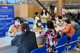 韩国医疗队免费为九龙江三角洲人民看病送药。图自越通社