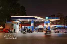 成品油价格大幅下降。图自越通社