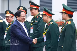 越南政府总理范明政率领中央各部委领导代表团造访越南军用电信集团。图自越通社