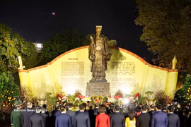 越共中央总书记苏林率领中央工作代表团前往李太祖皇帝像前上香。图自越通社