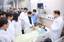 范明政总理看望慰问在院病人。图自越通社