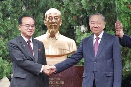 越共中央总书记苏林出席越南驻朝鲜大使馆花园胡志明主席塑像揭牌仪式。图自越通社