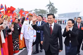 老挝人民革命党中央总书记、国家主席和夫人抵达河内 开始对越南进行国事访问。图自越通社
