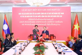 越南最高人民法院院长阮文广与老挝最高人民法院院长潘维·西布阿里法举行会谈。图自越通社