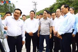 裴青山副总理（右一）视察宁顺一号和二号核电站项目的规划建设工作。图自VOV