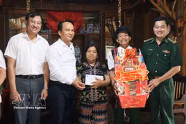 由岘港市委常务副书记阮廷永率领的岘港市委工作组，走访了雄山边境乡优抚家庭。图自越通社