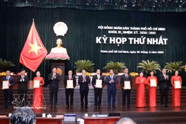 胡志明市领导向第十一届（2026-2031年任期）市人民议会代表颁发了代表证。图自越通社